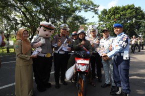 Satlantas Polres Magetan Berbagi Bunga dan Es Krim Kepada Pengendara di Operasi Keselamatan Semeru 2026