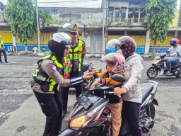 Hari Kesepuluh Operasi Keselamatan Semeru Polres Lumajang Berbagi Hadiah Bunga dan Coklat Pada Pengendara Tertib