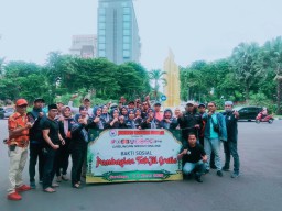 Gabungan Jurnalis Media Online Gelar Aksi Sosial Bagi Takjil di Sekitar Monumen Bambu Runcing Surabaya