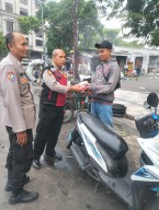 Polsek Pabean Cantikan Bangun Kedekatan dengan Masyarakat Lewat Berbagi Takjil