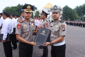 Kapolres Pasuruan Pimpin Apel dan Berikan Penghargaan kepada 38 Personel Berprestasi
