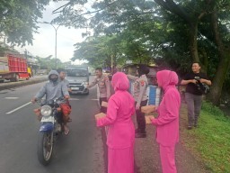 Kapolsek Purwosari Bersama Bhayangkari Bagikan 250 Takjil, Wujud Kepedulian di Bulan Ramadan