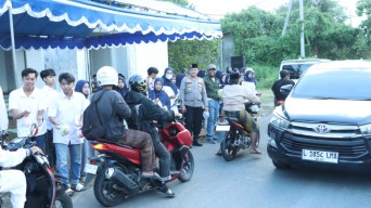 Jalin Sinergitas, Kapolres Bangkalan Bagi Bagi Takjil Bersama Mahasiswa di Depan Pos Pandabah Kamal