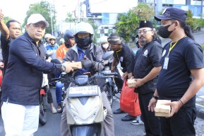 Gabungan 10 Media Online Bagikan 200 Takjil untuk Pengguna Jalan di Jalan Diponegoro Surabaya