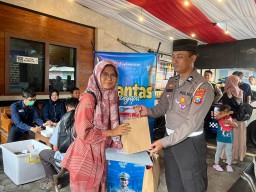 SIM Ramadan Hadir di Pujahito, Satlantas Nganjuk Layani Perpanjangan SIM Sambil Berbagi Takjil