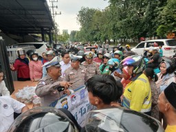 Tebar Kepedulian di Bulan Ramadan, Satlantas Polres Pelabuhan Tanjung Perak Bagikan 300 Takjil di Jalan Perak Barat