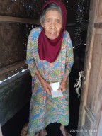 Nenek Jawi Terharu Terima Santunan dari PT UKSAMA II Jelang Lebaran