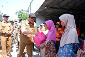 Bupati Pastikan Perbaikan Rumah Korban Angin Puting Beliung di Kecamatan Sedati