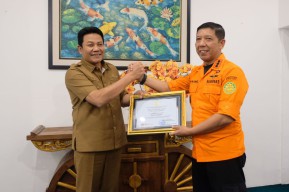 Pemkab Sidoarjo Terima Penghargaan Atas Dukungan pada Operasi SAR Bangunan Runtuh di Ponpes Al-Khoziny Kab.Sidoarjo