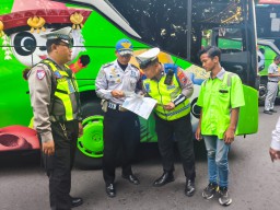 Mudik Aman, Hati Tenang: 4.040 Warga Berangkat Gratis, Satlantas Polrestabes Surabaya Pastikan Bus Laik Jalan