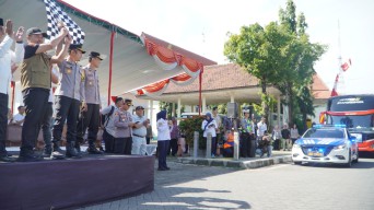 Polres Pasuruan Bersama Pemkab Pasuruan Berangkatkan Ratusan Pemudik Gratis