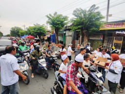 Semangat Bulan Suci Ramadan, Relawan DEPAC'S Bagikan 300 Paket Takjil Berupa Snack dan Nasi Kotak