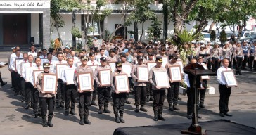 Kapolrestabes Surabaya Beri Penghargaan Anggota dan Warga Berprestasi