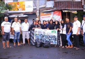 Ramadan Berkah! Aba Niman dan SINTORA.NEWS Bagikan 500 Takjil, Santuni 20 Anak Yatim untuk Warga Surabaya