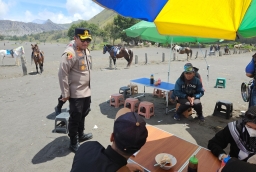 Sapa Pengunjung di Gunung Bromo Kapolres Probolinggo Pastikan Keamanan Wisatawan