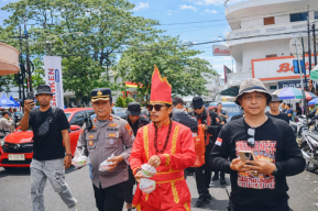 Tonaas Wangko Jimmy Audy Malonda Bersama Kapolsek Wenang Berbagi Takjil, Waraney TTL Gaungkan Harmoni Ramadan di Sulut