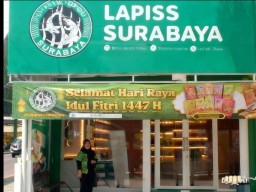 Omset Lapis Tugu Surabaya di Sampang Melejit, Dekorasi Khas Lebaran Sambut Pemudik