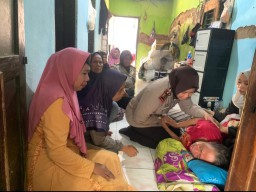 Polres Pasuruan Takziah dan Berikan santunan untuk Korban Laka di Perlintasan Kereta
