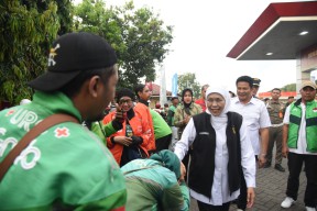 Bupati Sidoarjo Dampingi Gubernur Jatim Bagikan BBM Gratis dan Tinjau Pasar Murah