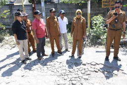Wabup Sidoarjo Sidak Jalan Rusak di Desa Bohar, Dorong Perbaikan Segera