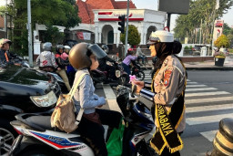 Peringati Hari Kartini 2026, Polwan Surabaya Bagikan Cokelat dan Helm kepada Pengendara Perempuan