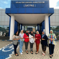 Hari Kartini 2026, Polwan dan Staf Satpas Colombo Surabaya Kenakan Kebaya dan Bagikan Cokelat