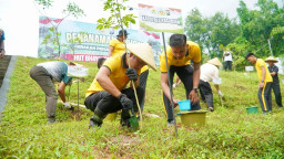 Kapolres Pasuruan Turut Serta Tanam Pohon Dalam Rangka HUT Yayasan Kemala Bhayangkari