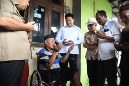 Bupati Subandi Salurkan Bantuan Kursi Roda dan Bantuan Perbaikan Rumah Tidak Layak Huni