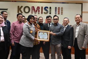 Komisi III DPR RI Beri Penghargaan ke Kapolres Metro Bekasi atas keberhasilan mengawal konflik antara Warga