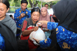 Rutin Setiap Jumat, Lapas I Madiun Salurkan Bansos dan MBG untuk Warga Sekitar