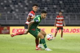 Madura United Tundukkan Persebaya 2-1 di Derbi Suramadu