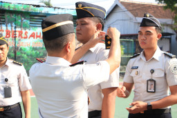 Kenaikan Pangkat Jadi Motivasi, Kalapas I Madiun Sematkan Pangkat kepada 45 Pegawai