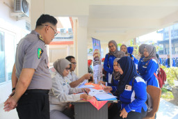 Polres Bojonegoro Gelar Pemeriksaan Kesehatan Gratis bagi Buruh Jelang May Day