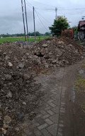 Akses Jalan Warga Desa Kaloran Tertutup Tanah Urug Untuk Halaman KDMP Terkesan Dibiarkan