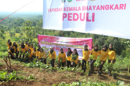 Polres Trenggalek Tanam Ratusan Pohon Beringin di Lahan Kritis Jaga Sumber Air