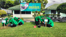 Persit KCK Sampang Hijaukan Bumi Lewat Aksi Tanam Pohon di HUT Ke-80