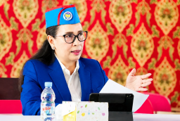Tak Hanya Aktif di Pemerintahan, Vanda Sarundajang Buktikan Komitmen Akademik Lewat Ujian Tesis Magister