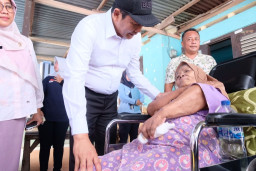 Bupati Subandi Sidak RTLH Serta Salurkan Bantuan Kursi Roda Bagi Warga Tarik