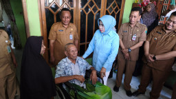 Wakil Bupati Sidoarjo Turun Langsung Serahkan Bantuan Kursi Roda, Pastikan Bantuan Tepat Sasaran