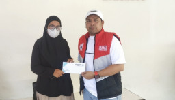 Ketua Umum KWI Umar Hayat Tunjukkan Kepedulian, Berikan Santunan untuk Keluarga Bapak Mahmud