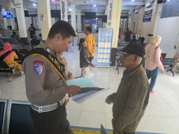 Petugas Samsat Turun Langsung di Samsat Surabaya Utara, Wajib Pajak Diberi Edukasi Lewat Program ‘Polantas Menyapa’