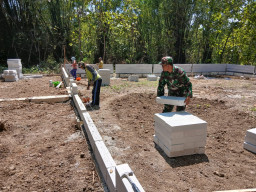 Sinergi TNI-Rakyat: Sertu Kusnadi Pimpin Gotong Royong Bangun Kandang Ayam Poktan Matahari di Desa Sogian