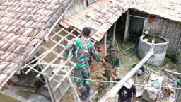 Babinsa Kodim 0828/Sampang Bersama Warga Srapong Kompak Bongkar Rumah Tidak Layak Huni