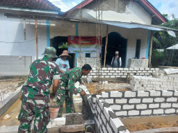 TNI Hadir di Tengah Rakyat, Babinsa Koramil 0828/07 Percepat Pembangunan Rumah Warga