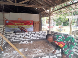 Semangat Babinsa Tambelangan Tak Pernah Padam, Pemasangan Dinding Rutilahu Ibu Salama Terus Dikebut