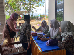Peduli Kesehatan Pedesaan, MDW Sampang Beri Layanan Pengobatan Alternatif Gratis bagi Warga Kurang Mampu