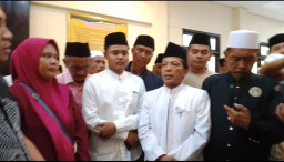 ​Kecewa Tuntutan 5 Tahun, Ratusan Massa Kawal Sidang Penganiayaan Guru Tugas di PN Sampang