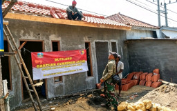Sinergi Rutilahu, Babinsa Koramil Camplong dan Warga Tamba’an Sampang Gotong Royong Pasang Genteng