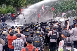 Demo Mahasiswa di DPRD Sulut Berakhir Ricuh, Water Cannon dan Gas Air Mata Bungkam Aspirasi