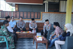 Wakapolda Jatim dan Kapolres Gresik Takziah ke Keluarga Kusaeni, Wujud Nyata Kepedulian Polri